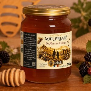 pot de miel de fleurs et de ronce avec des mures